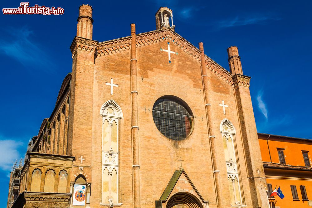 Immagine La facciata della Basilica di San Giacomo Maggiore a Bologna, Emilia-Romagna. A due spioventi la facciata è la parte più antica di questo edificio di culto.