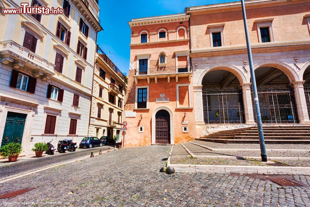 Immagine La facciata della basilica di San Pietro in Vincoli nel distretto Monti a Roma, Lazio. Al suo interno si trova la tomba di Giulio II° con il celebre Mosé di Michelangelo - © mgallar / Shutterstock.com