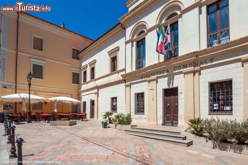 Immagine La facciata della biblioteca comunale di Olbia, Sardegna. Si trova in piazzetta Dionigi Panedda ed è uno dei punti di riferimento culturale della città - © JohnKruger / Shutterstock.com