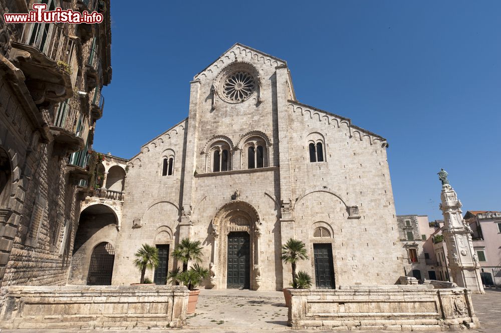 Immagine La Facciata della Cattedrale di Bitonto, monumento romanico della Puglia a pochi km da Bari