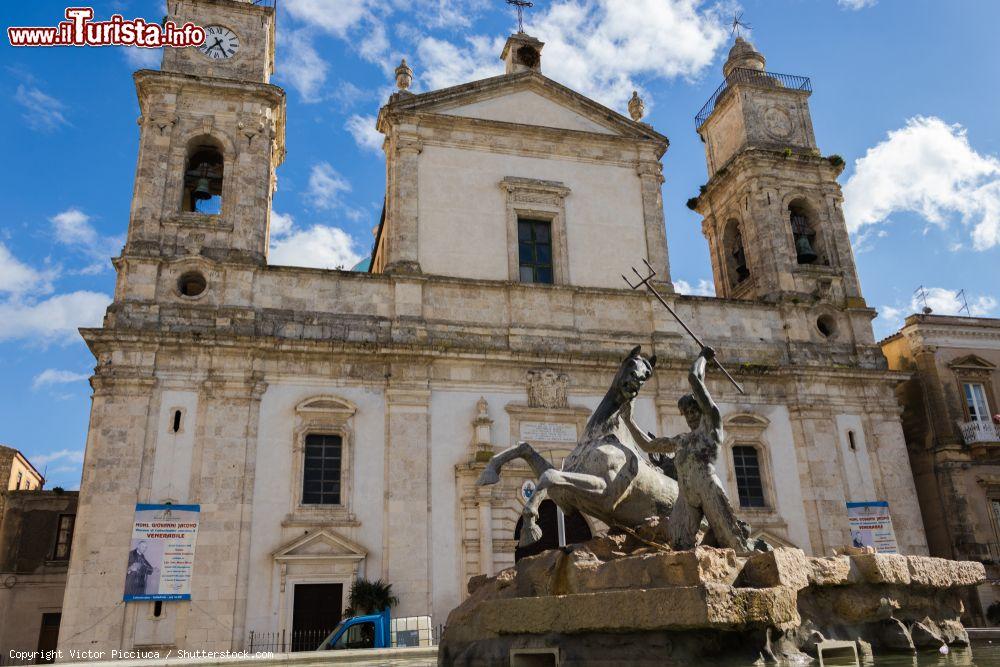 Immagine La facciata della Cattedrale di Caltanissetta, intitolata a Santa Maria La Nova. Siamo in Sicilia - © Victor Picciuca / Shutterstock.com