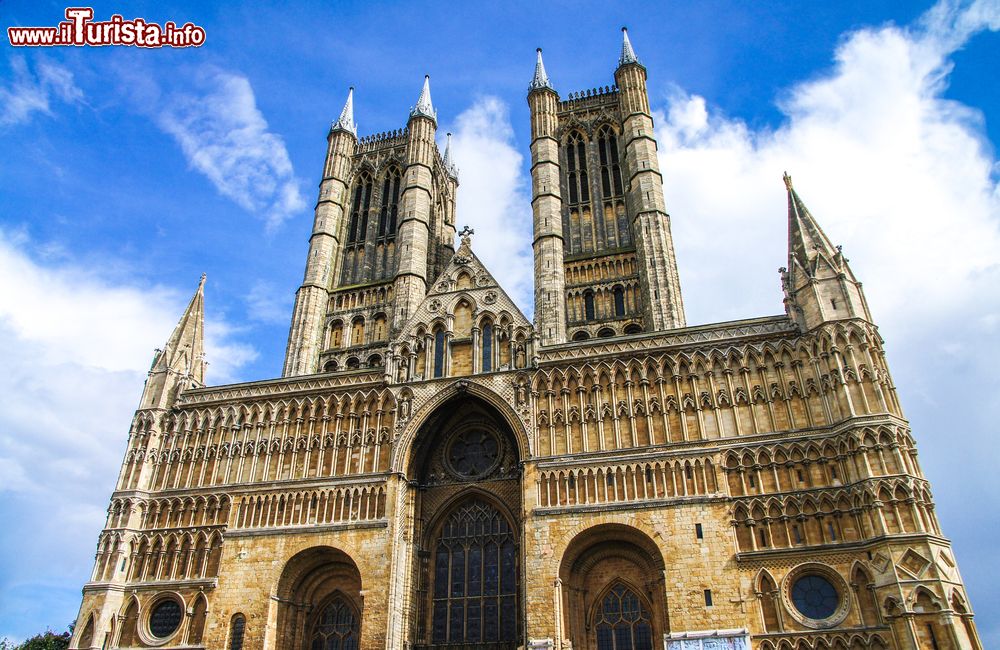 Immagine La facciata della cattedrale di Lincoln, Inghilterra: la torre centrale, alta 82 metri, è fra le più elevate di tutta Europa.