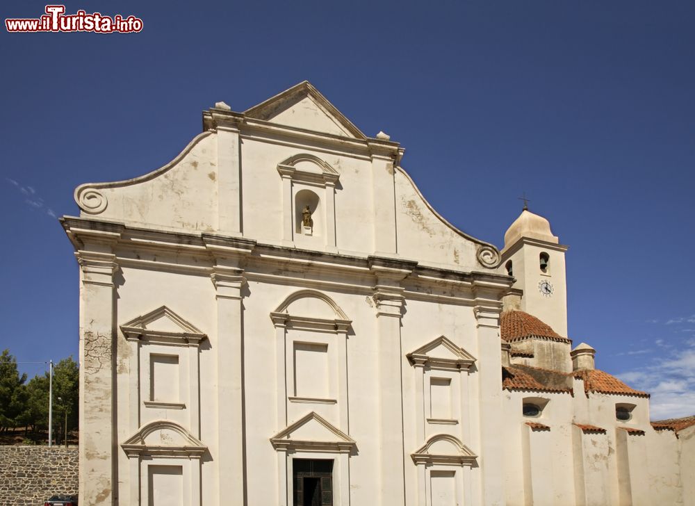 Immagine La facciata della cattedrale di San Giacomo a Orosei, Nuoro, Sardegna. Situata in Piazza del Popolo, questa chiesa si presenta con una facciata settecentesca collocata sul lato destro dell'edificio.