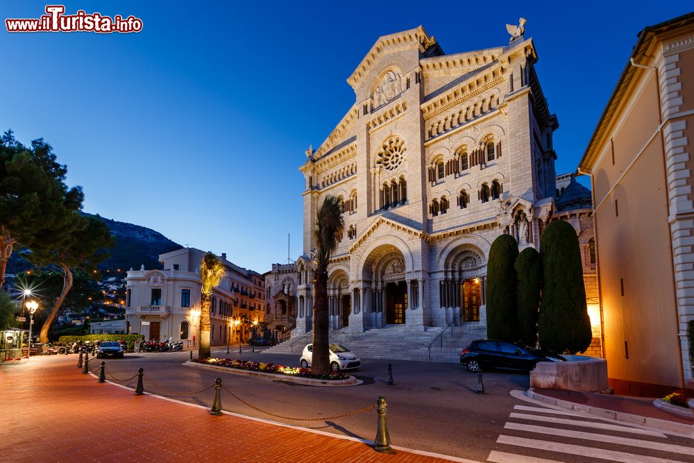 Immagine La facciata della cattedrale di San Nicola a Monaco, Principato di Monaco. Sorge nel quartiere di Monaco Vecchia; è stata costruita con blocchi di pietra levigata. Sopra il portale si trova una grande trifora con rosone circolare.