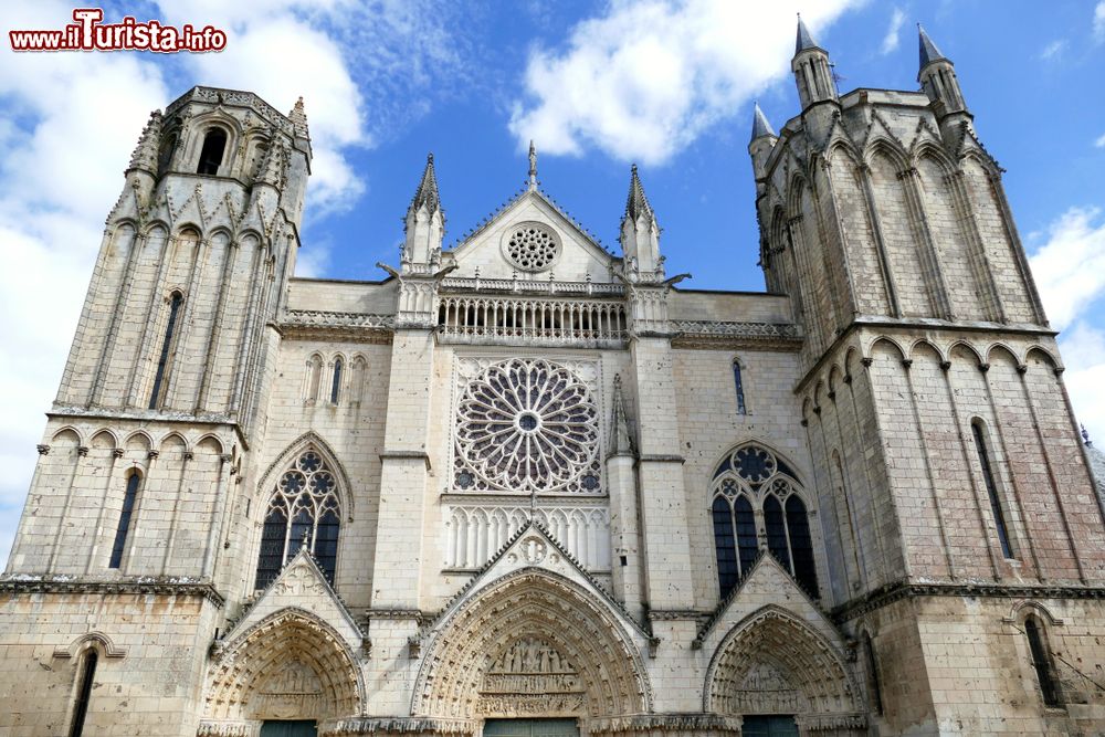 Immagine La facciata della cattedrale di San Pietro a Poitiers, Francia. Affiancata da due torri incompiute, la facciata si richiama a modelli stilistici del nord della Francia.