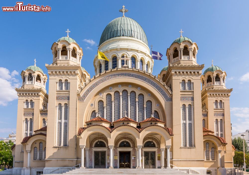 Immagine La facciata della cattedrale di Sant'Andrea Apostolo a Patrasso, Grecia. Si tratta della più grande chiesa dei Balcani.