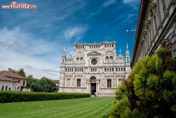 Immagine La facciata della Certosa di Pavia, Lombardia. La costruzione di questo edificio risale all'agosto 1396 quando Gian Galeazzo Visconti pose la prima pietra - © Caruso Christian / Shutterstock.com