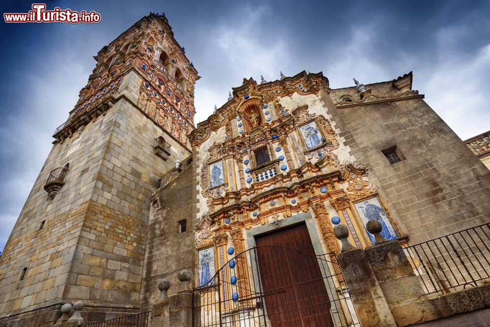 Immagine La facciata della chiesa barocca di San Bartolomeo a Jerez de los Caballeros, Spagna.