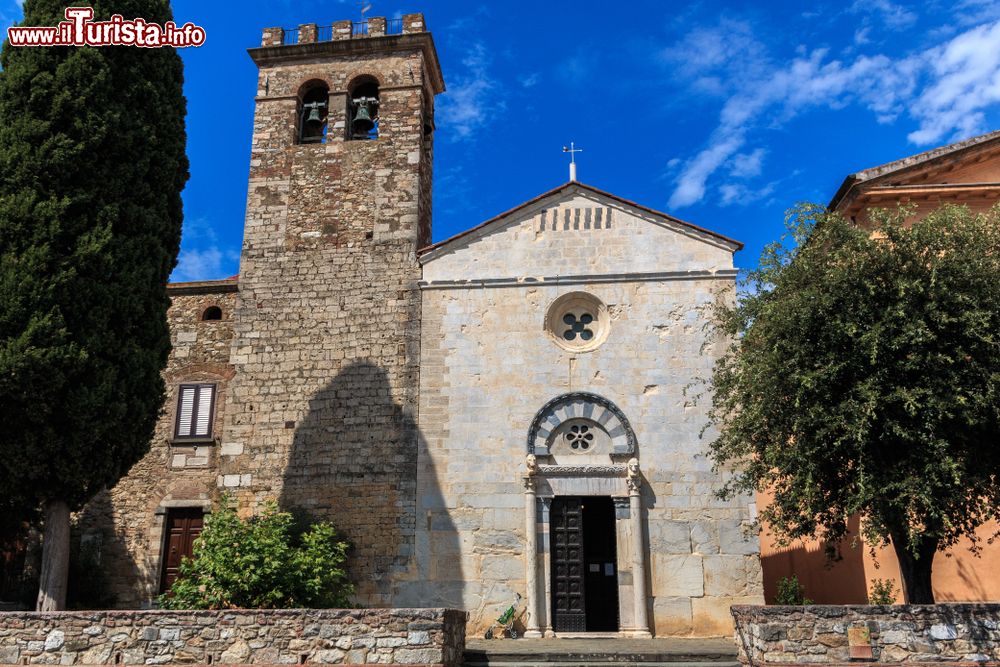 Immagine La facciata della chiesa cattolica di San Giusto a Suvereto, Toscana. Di origine altomedievale, questo edificio religioso è uno dei più significativi esempi di architettura romanica della provincia di Livorno. Sorge in piazza Vittorio Veneto.