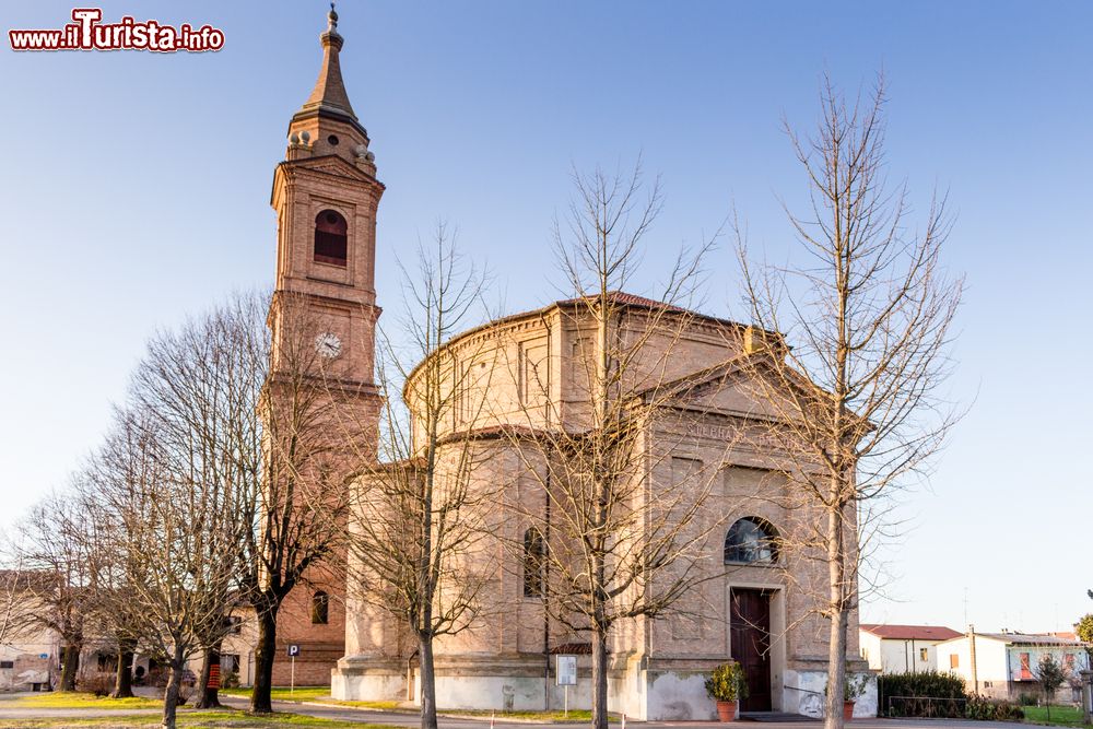 Immagine La facciata della chiesa del  XVIII secolo di Santo Stefano a Barbiano, comune di Cotignola (Emilia Romagna).
