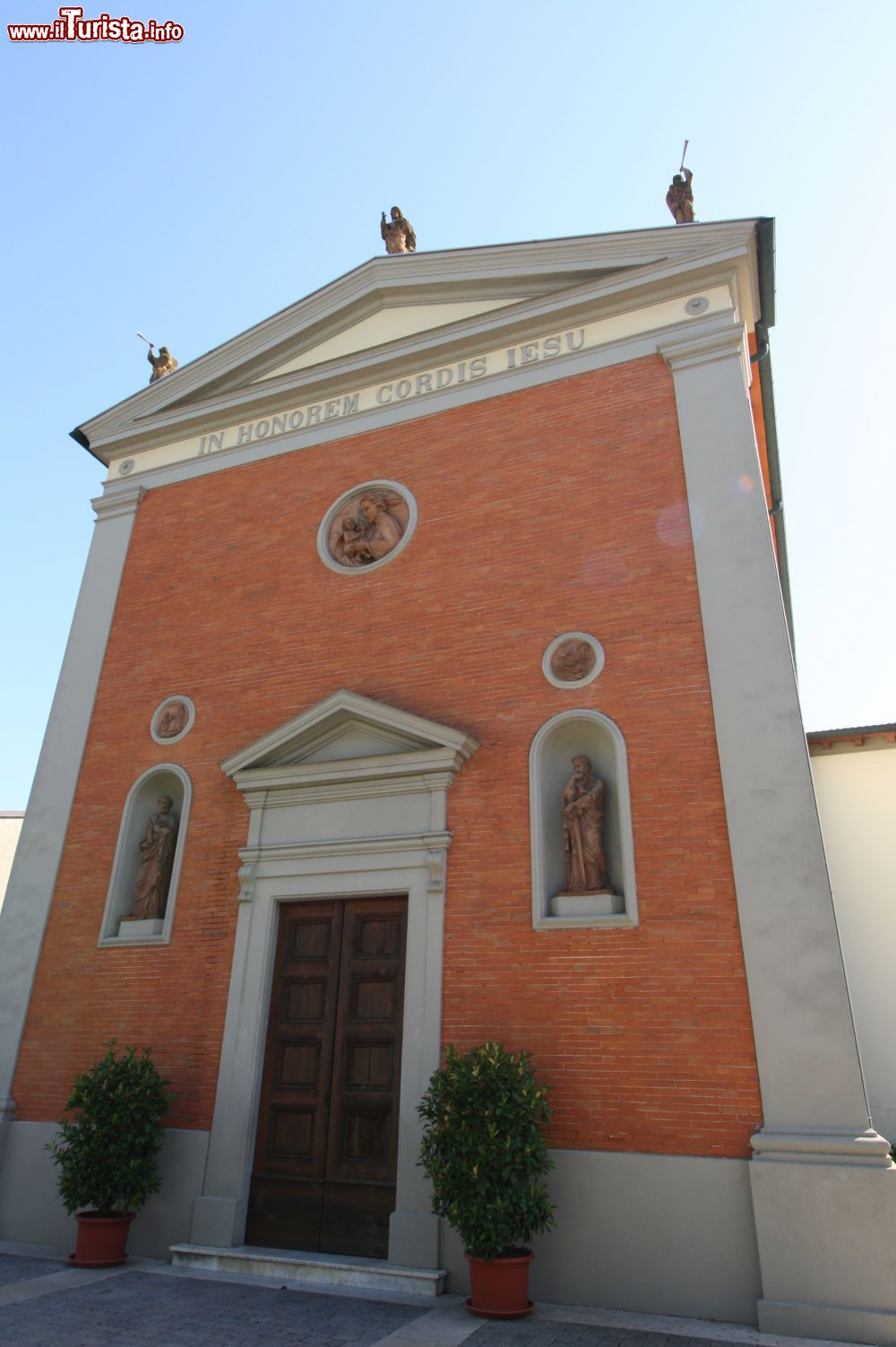 Immagine La facciata della Chiesa del Sacro cuore, siamo nel comune di San Miniato, frazione di Ponte a Egola  - © LigaDue, CC BY-SA 4.0, Wikipedia