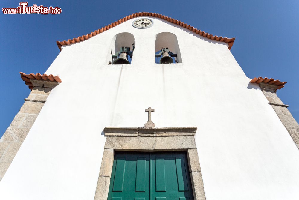 Immagine La facciata della chiesa di Nostra Signora dell'Assunzione a Vinhais, Portogallo. Venne eretta nel XVIII° secolo fra le mura del castello di Vinhais.