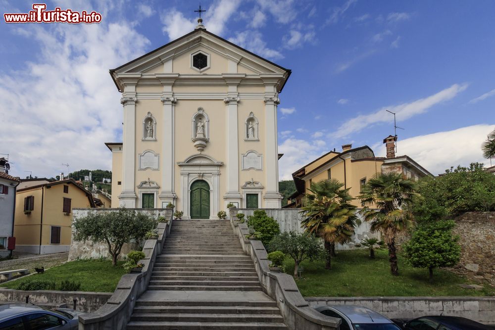 Immagine La facciata della Chiesa di San Adalberto nel centro di Cormons, Friuli orientale