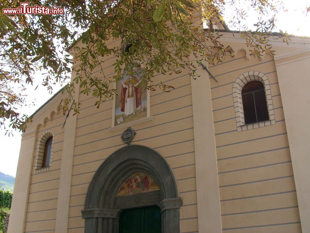 Immagine La facciata della Chiesa di San Dalmazio a Pornassio, Liguria - © Davide Papalini, CC BY 2.5, Wikipedia