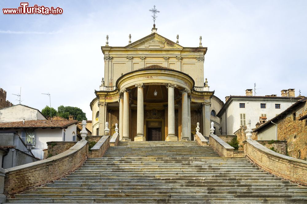 Immagine La facciata della chiesa di San Martino e Stefano, nel piccolo borgo di Montemagno, provincia di Asti, Piemonte.