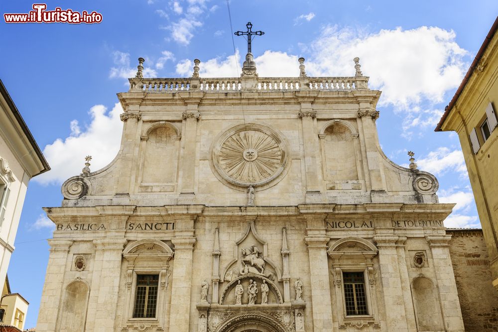 Immagine La facciata della chiesa di San Nicola a Tolentino, Marche. Il portale è costruito in stile tardogotico su una facciata barocca.