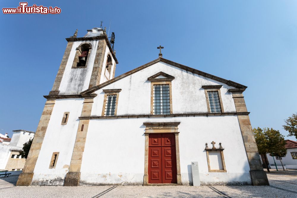 Immagine La facciata della chiesa di San Pietro a Serta, Portogallo.