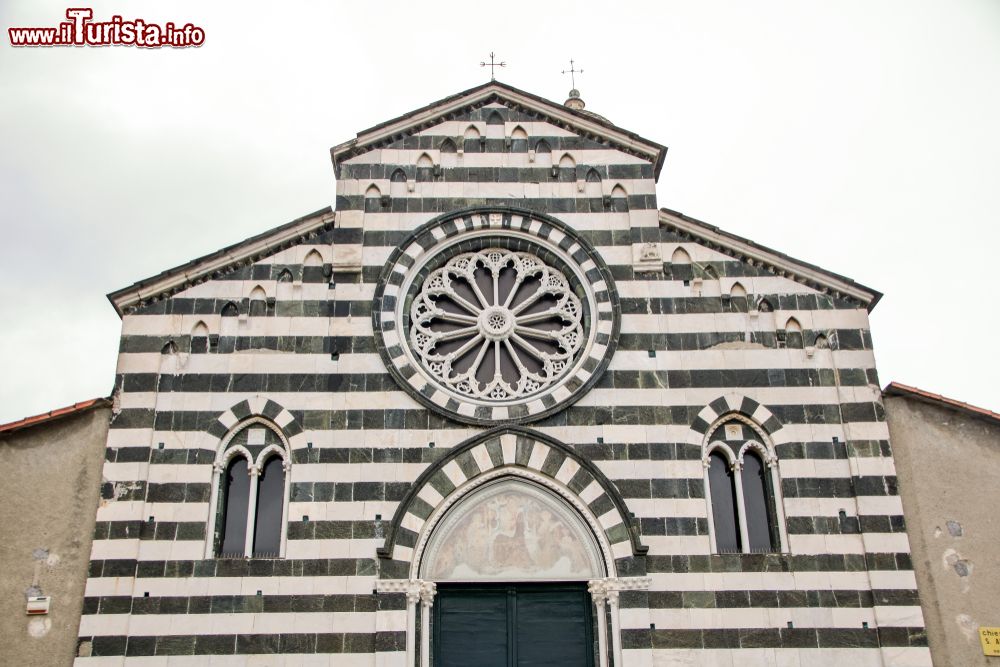 Immagine La facciata della chiesa di Sant'Andrea a Levanto, Liguria. Esempio di architettura gotica, questo edificio religioso si presenta con la caratteristica facciata a fasce alternate di marmo bianco e serpentino locale.