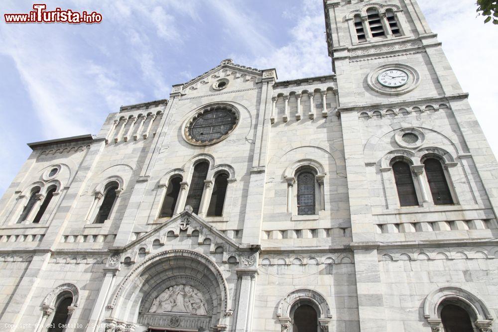 Immagine La facciata della chiesa gotica di Bagneres-de-Luchon, Pirenei (Francia) - © Ana del Castillo / Shutterstock.com