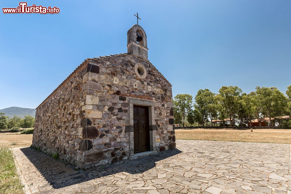 Immagine La facciata della chiesa in pietra di Santa Maria Suradili - Marrubiu - Sardegna