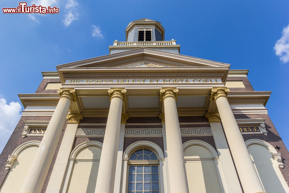 Immagine La facciata della Hartebrugkerk, chiesa nel centro di Leiden, Olanda. Intitolata a Nostra Signora Imamcolata Concezione, è stata costruita in stile neoclassico; in particolare si notano le colonne ioniche con timpano e il frontone in cima.