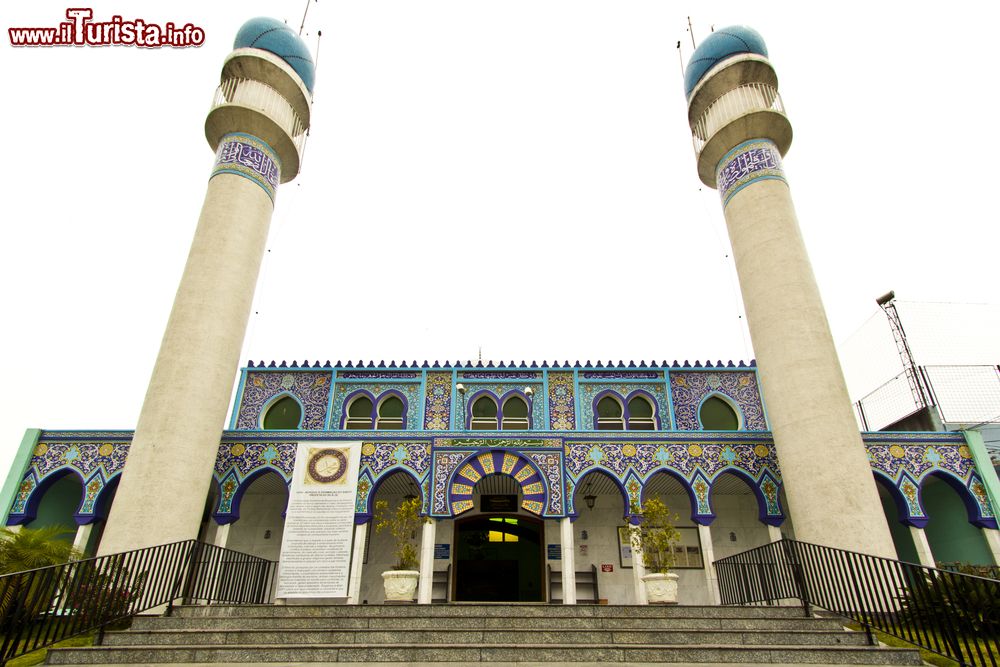 Immagine La facciata della moschea di Curitiba, Brasile. La mesquita Imam Ali spicca con le sue belle decorazioni nelle tonalità del blu, dell'azzurro e del giallo. Ai lati dell'ingresso, due alti minareti. 