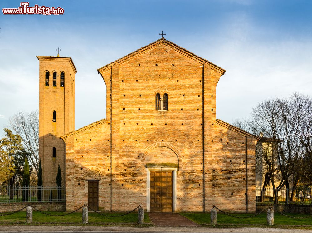 Immagine La facciata della Pieve di Bagnacavallo che si trova a 2 km dal centro città, in direzione ovest