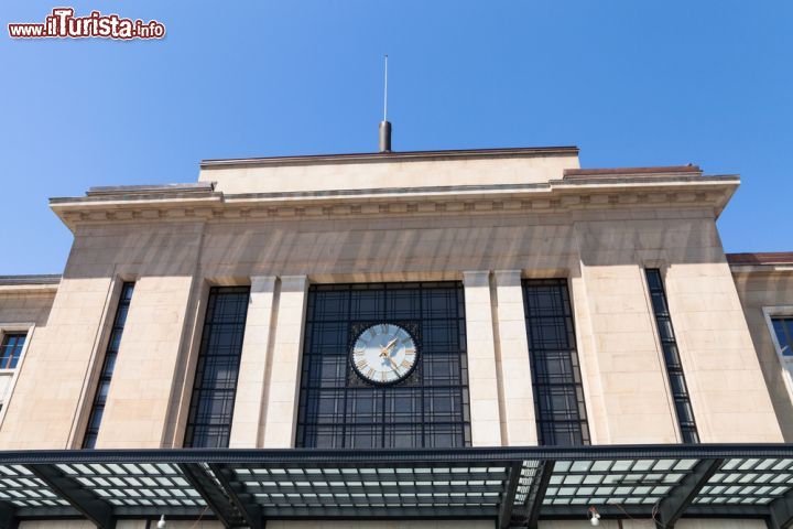 Immagine La facciata della stazione centrale dei treni a Ginevra, Svizzera. Principale scalo ferroviario situato nel centro di Ginevra, nell'area urbana denominata Cornavin, offre non solo un'eccellente connessione alla rete ferroviaria francese ma anche alla direttirce del Sempione che a sua volta la collega al resto della rete svizzera. E' stata realizzata nella seconda metà del XIX° secolo e inaugurata ufficialmente fra il 16  eil 18 marzo 1858