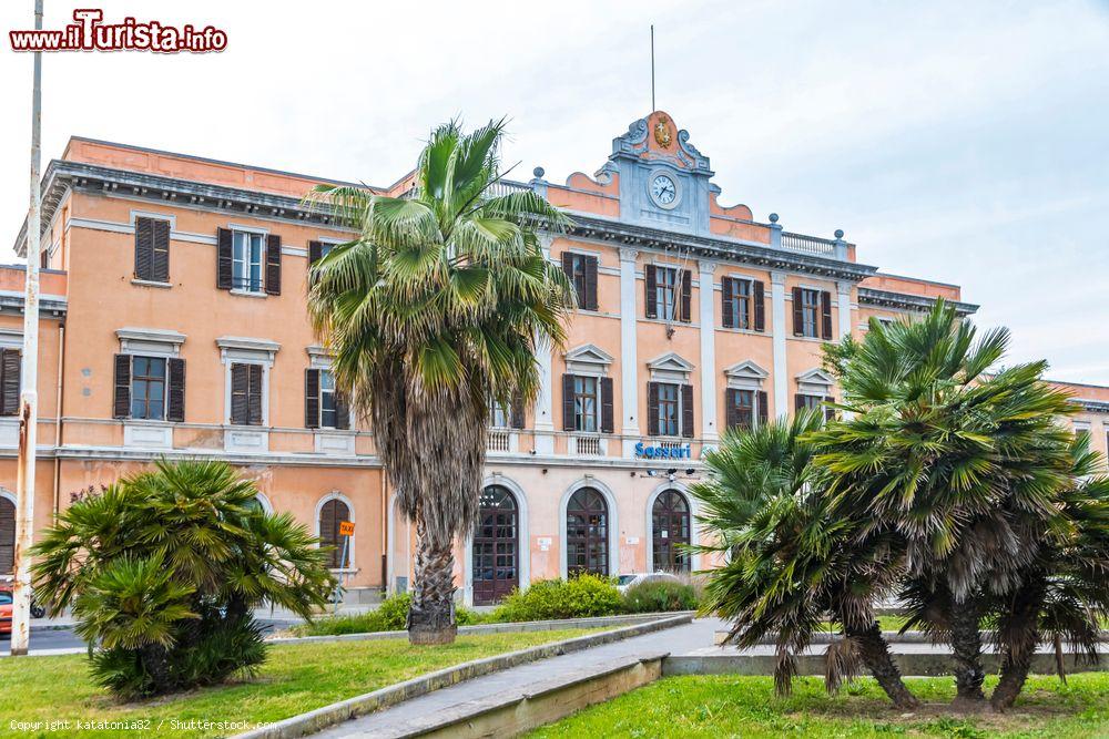 Immagine La facciata della stazione ferroviaria di Sassari, Sardegna. Seconda più grande stazione della regione, dopo Cagliari, è in funzione dal 1884 - © katatonia82 / Shutterstock.com