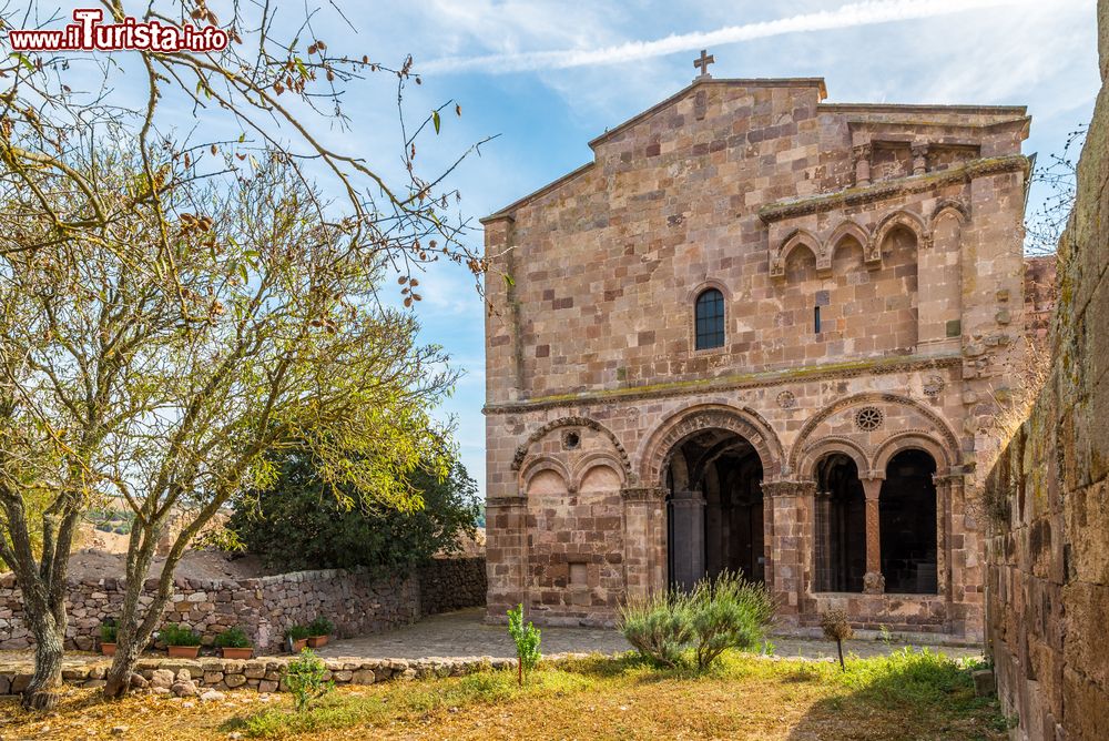 Immagine La facciata della storica chiesa di Sant Antioco di Bisarcio nei dintorni di Ozieri in Sardegna
