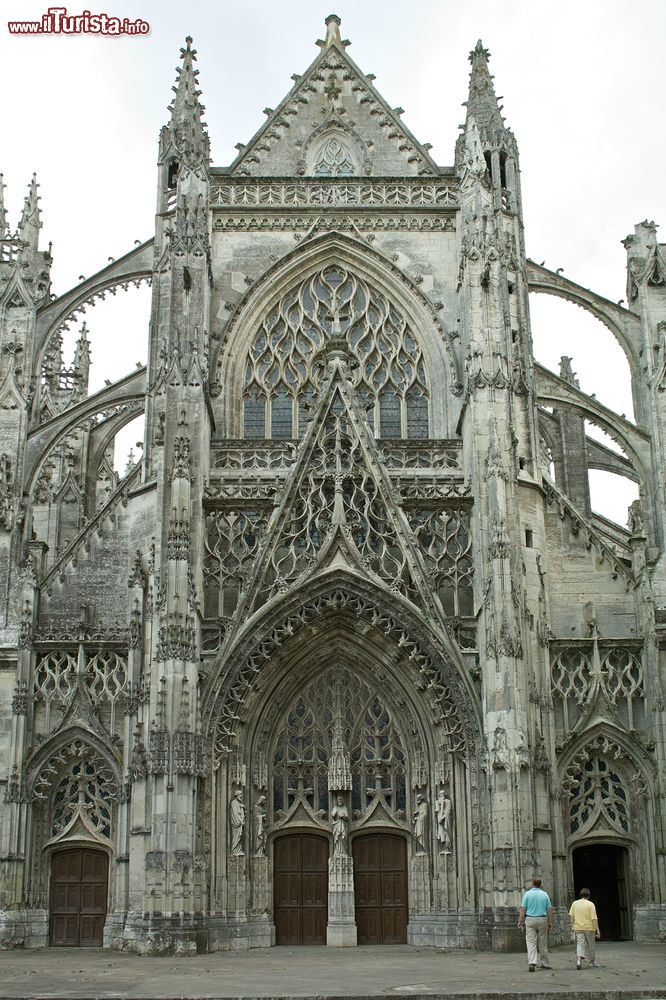 Immagine La facciata dell'Abbazia della Trinità di Vendome, Francia. Si tratta di uno dei tesori della città grazie anche alla reliquia qui conservata, una lacrima di Gesù versata sulla tomba di Lazzaro.