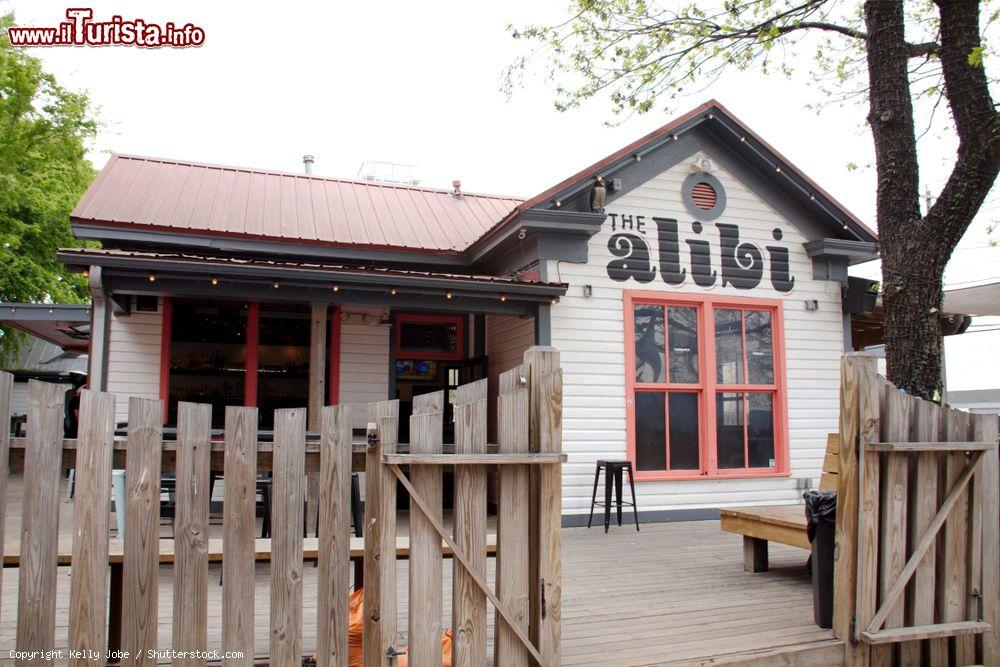 Immagine La facciata dell'Alibi Bar nel Rainey Street Entertainment District di Austin, Texas (USA) - © Kelly Jobe / Shutterstock.com