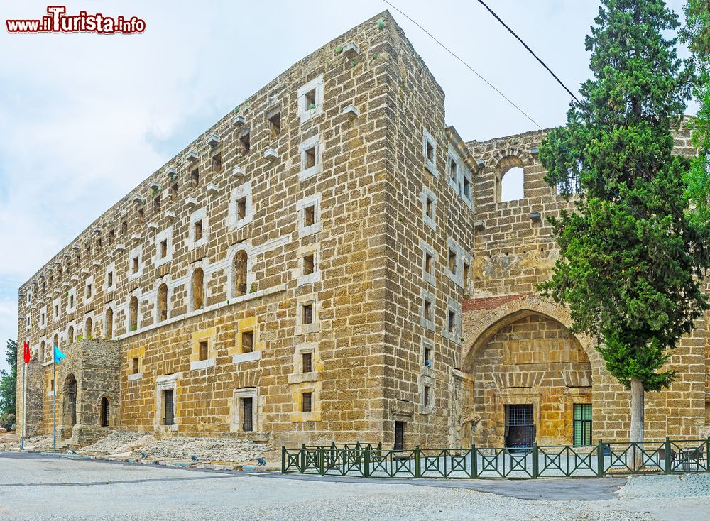 Immagine La facciata dell'antico anfiteatro di Aspendos, Turchia. E' quello meglio conservato di tutta l'antichità: con un diametro di 96 metri, incassato nella roccia delle pendici orientali dell'acropoli, conta 7 mila posti a sedere.