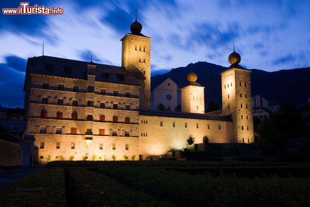 Immagine La facciata dello Stockalperpalas il castello di Briga fotografato dopo il tramonto