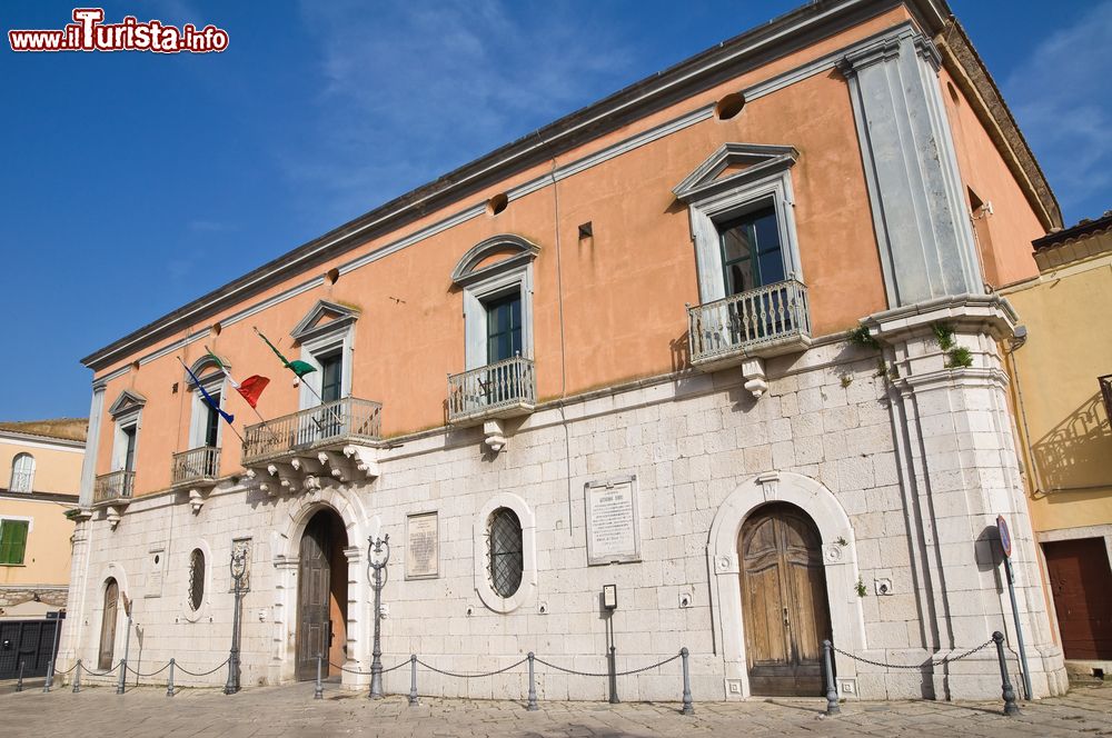 Immagine La facciata di Palazzo Calvino a Venosa, Basilicata. Attuale sede del Municipio cittadino, questo edificio ospita al suo interno una tavola di marmo su cui sono iscritti i nomi dei magistrati romani dal 34 al 28 a.C.