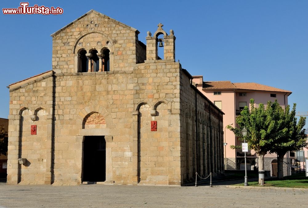 Immagine La facciata di San Simplicio a Olbia, Sardegna. Rappresenta il più antico monumento religioso della Sardegna nord orientale oltre ad essere la preziosa testimonianza della diffusione del cristianesimo sull'isola.