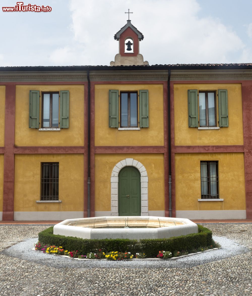 Immagine La facciata di un antico palazzo con fontana a Leno in Lombardia