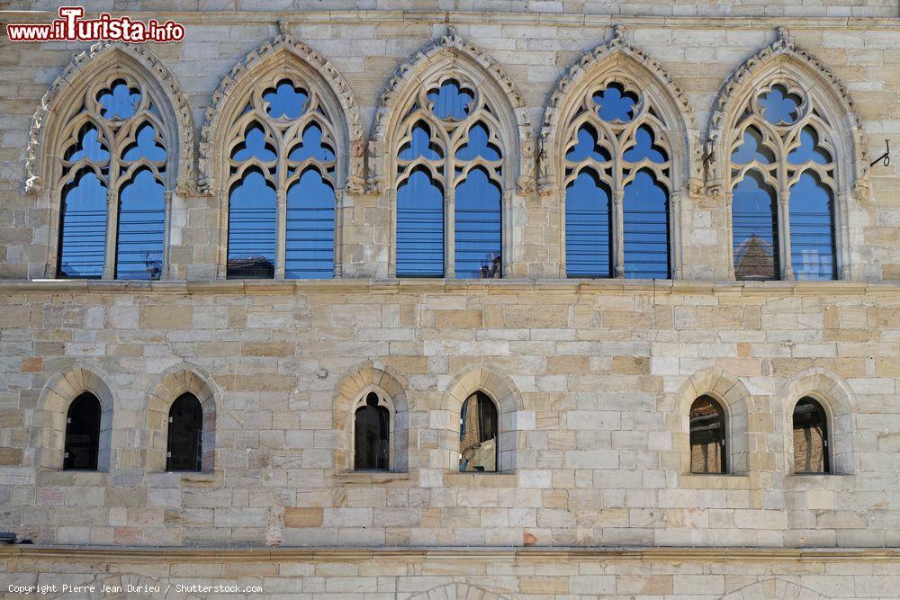Immagine La facciata di un antico palazzo in Piazza Champollion a Figeac, Francia. Il nome deriva da  Jean-Francois Champollion, archeologo e egittologo francese nato a Figeac. Fu il primo a decifrare i geroglifici - © Pierre Jean Durieu / Shutterstock.com