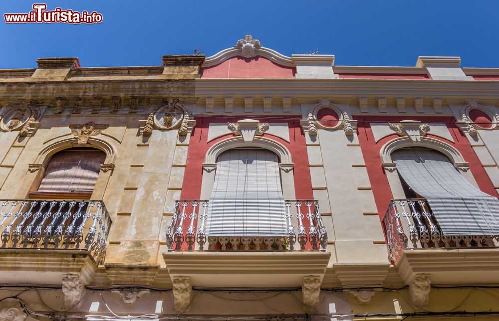 Immagine La facciata di un antico palazzo signorile a Bunol, Spagna.