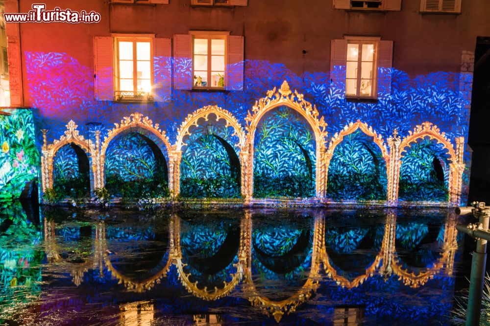 Immagine La facciata di un edificio durante il Festival delle Luci a Chartres, Francia, by night.