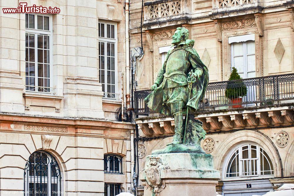 Immagine La facciata di un edificio storico a La Rochelle, regione Poitou-Charentes, Francia - © Nevskii Dmitrii / Shutterstock.com