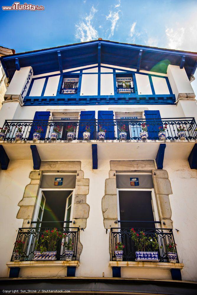 Immagine La facciata di un hotel con balconi fioriti nel centro di Saint-Jean-de-Luz, Francia - © Sun_Shine / Shutterstock.com