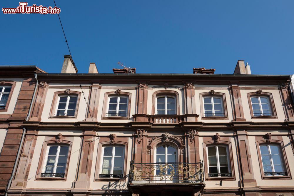 Immagine La facciata di un palazzo signorile nel centro di Haguenau, Alsazia (Francia).