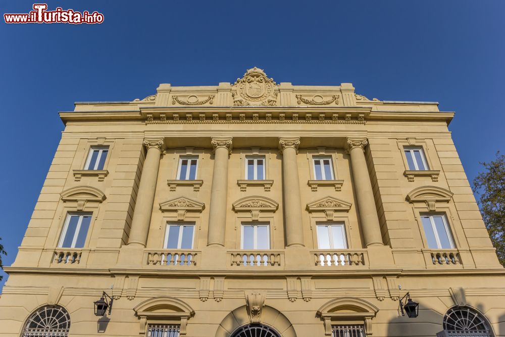 Immagine La facciata di un palazzo storico nella cittadina di Vitoria Gasteiz, Spagna.