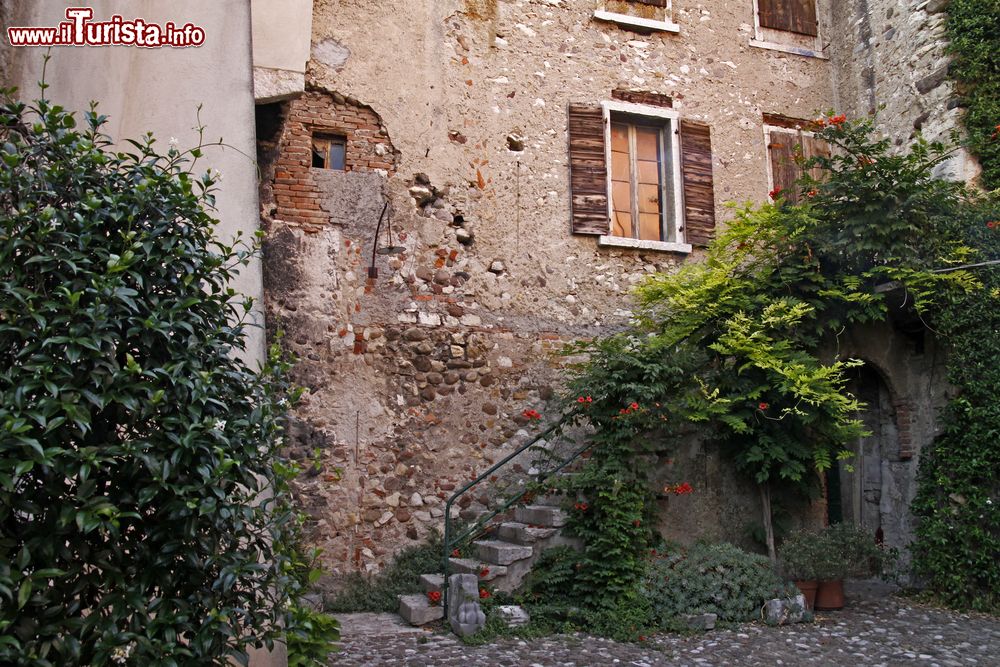 Immagine La facciata di un vecchio edificio in pietra a Bardolino, provincia di Verona, Veneto.