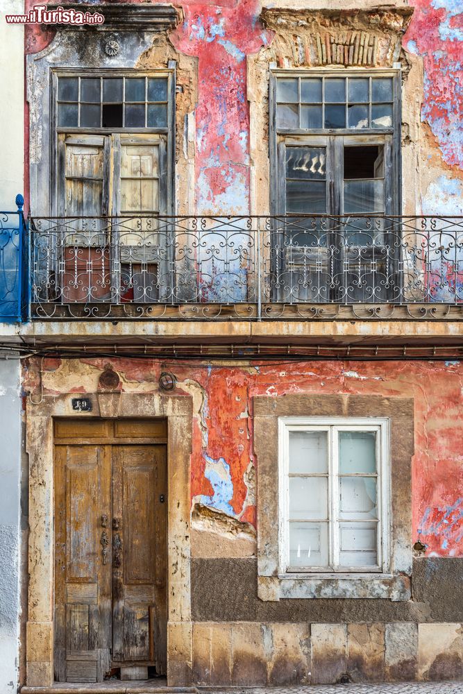 Immagine La facciata di un vecchio palazzo di Olhao in Algarve, Portogallo.