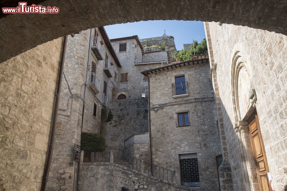 Immagine La facciata di una chiesa nel centro storico di Civitella del Tronto, borgo medievale in Abruzzo.