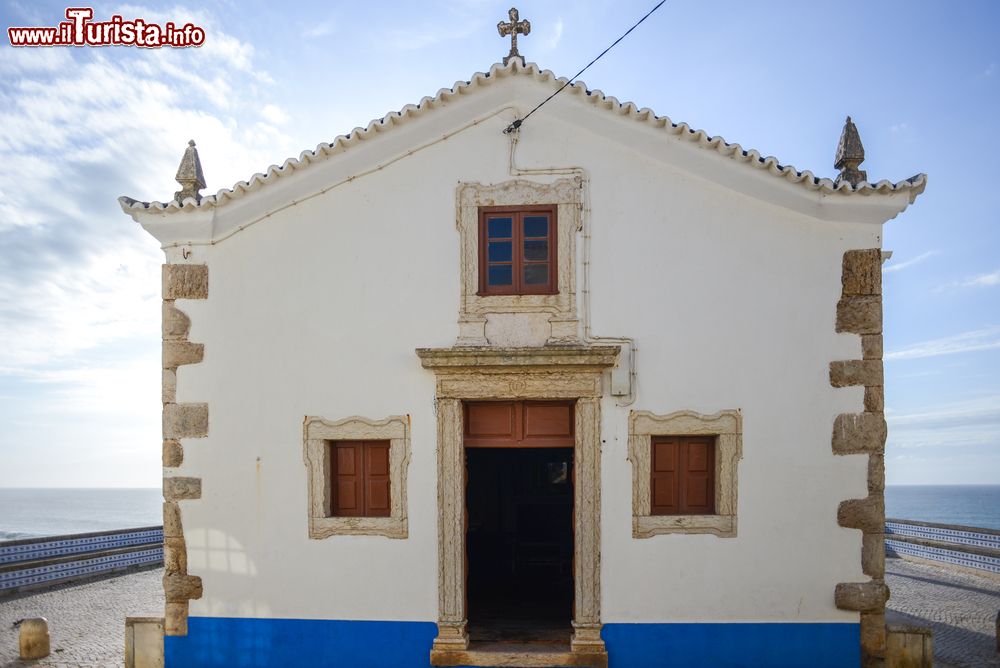 Immagine La facciata di una graziosa chiesa antica a Ericeira, Portogallo.