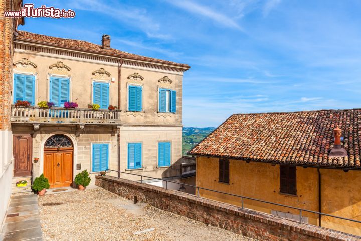 Immagine La facciata di una vecchia casa di La Morra, Cuneo, Piemonte. Le ante in legno, tinteggiate di azzurro, riprendono il colore del cielo in questa splendida giornata soleggiata fra le Langhe piemontesi