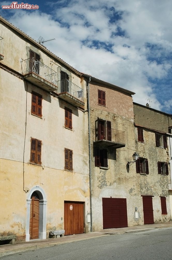 Immagine La facciata di vecchi edifici in una stradina di Venaco, Alta Corsica.